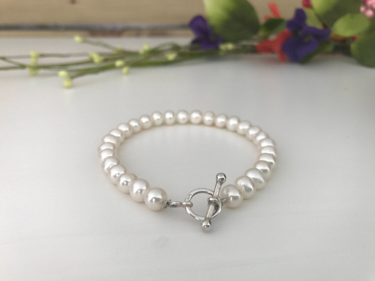 Freshwater pearl bracelet with sterling silver T Bar clasp