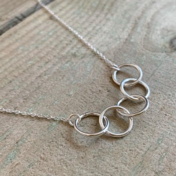 Circle link necklace in silver