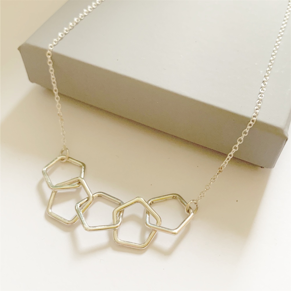 Pentagon link necklace in silver 