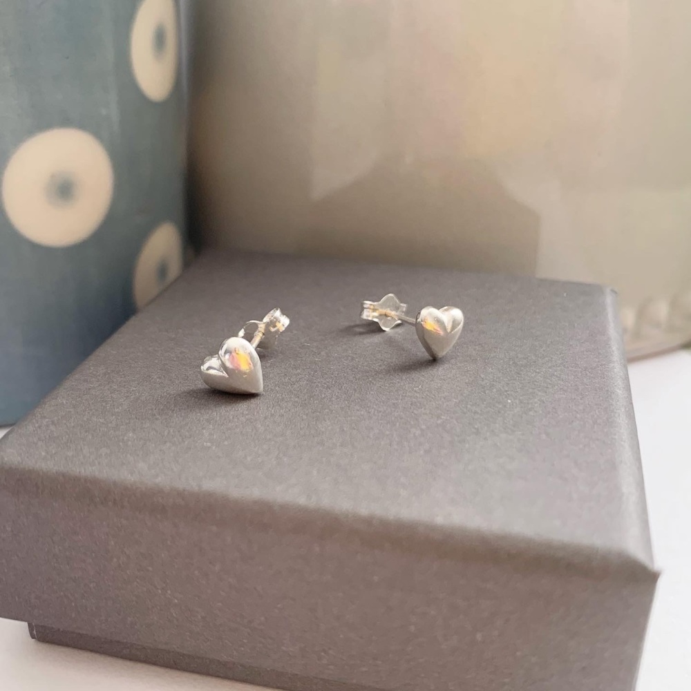 Puffed heart stud earrings 