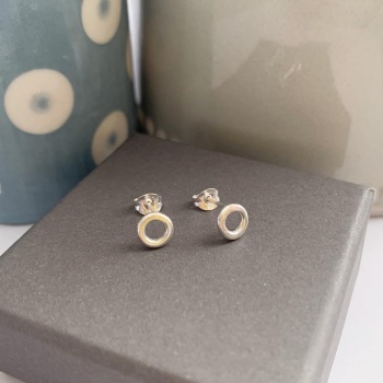 Small circle stud earrings in silver 