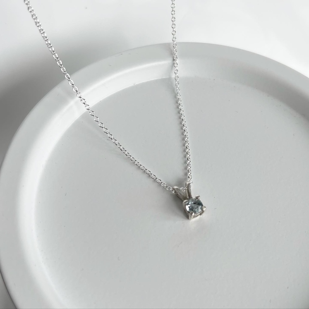 Aquamarine silver claw set pendant