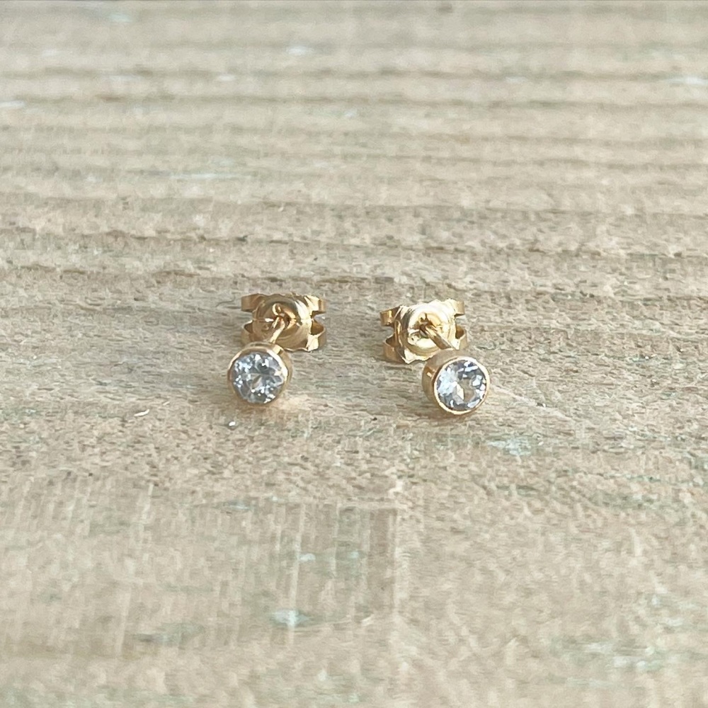 9ct yellow gold aquamarine stud earrings 
