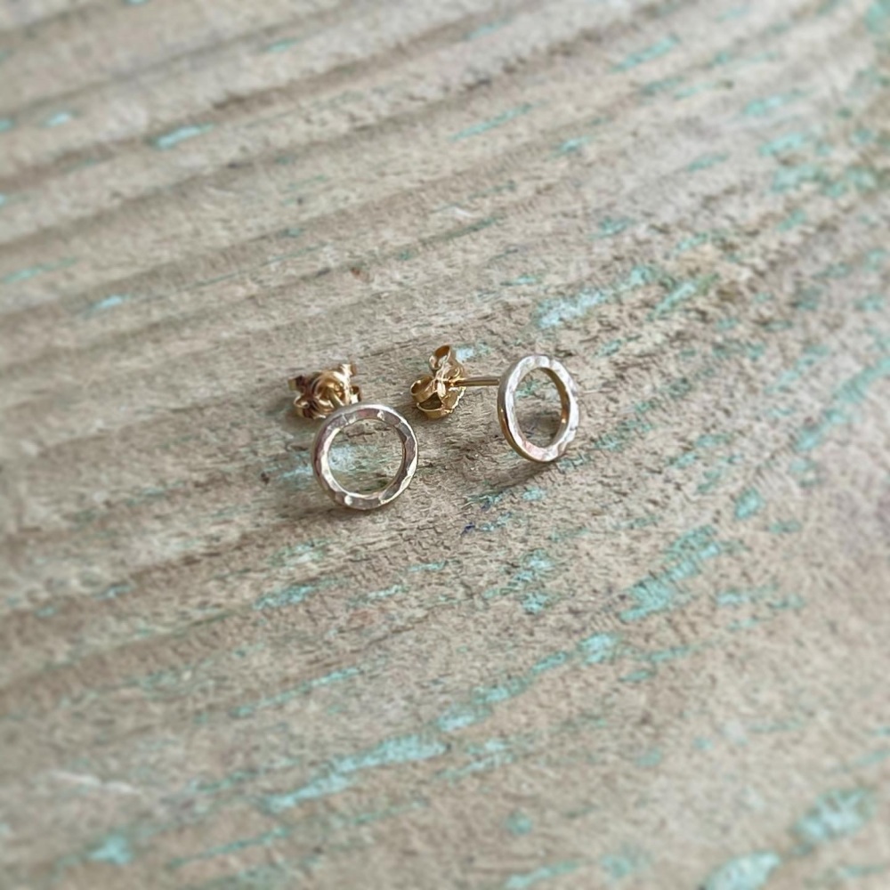 Hammered circle stud earrings in 9ct yellow gold 
