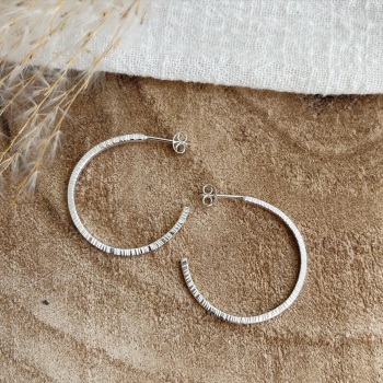 Hoop earrings with ridge texture