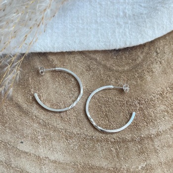 Hoop earrings with a twist