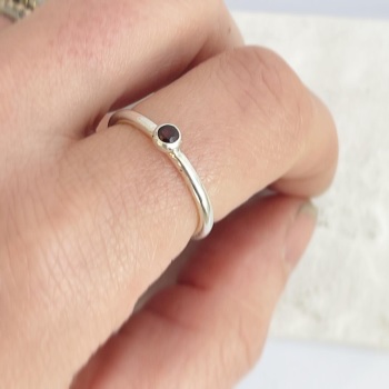 Stacking ring in polished finish with Garnet