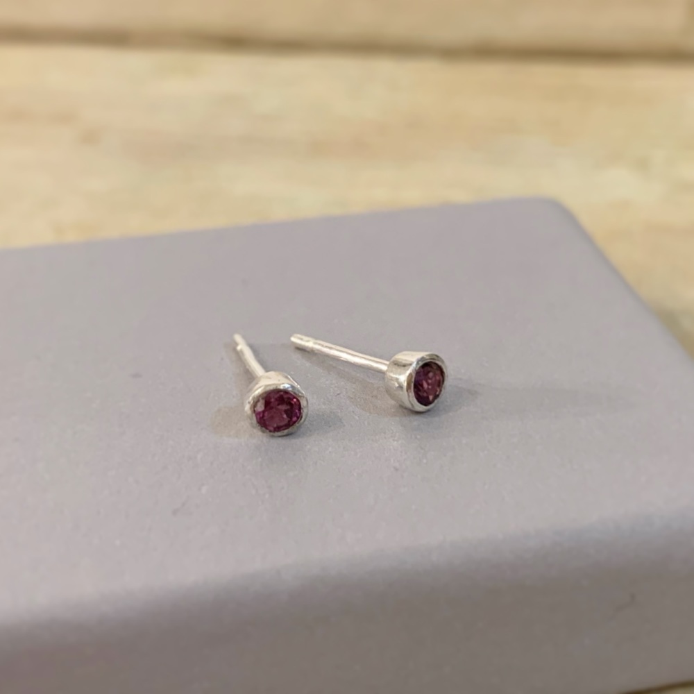 Stud earrings with garnet