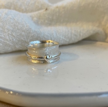 Floral texture spinner ring with heart