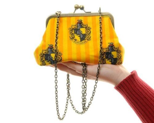 HARRY POTTER HUFFLEPUFF HOUSE CREST HANDBAG