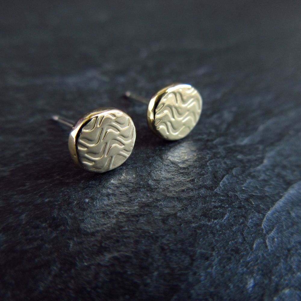 Pebble Shape 9ct Yellow Gold Stud Earrings with Zigzag Pattern