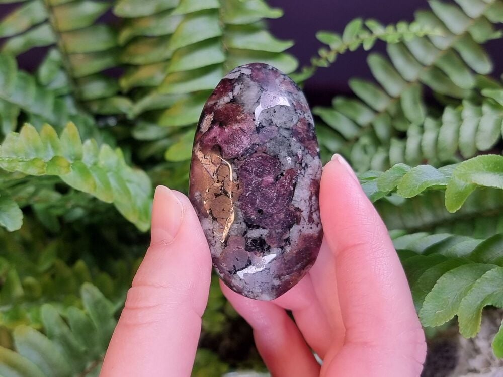 Eudialyte Palmstone (2)