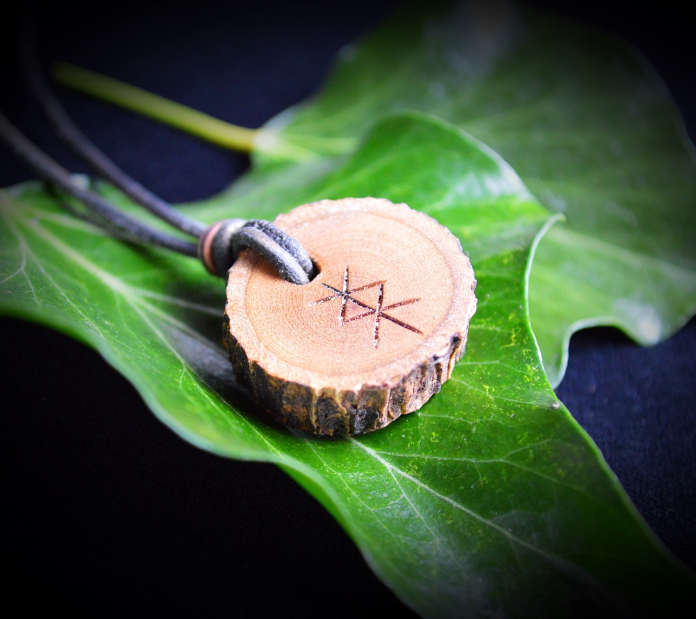 Roman Root  pendant with protection bind rune