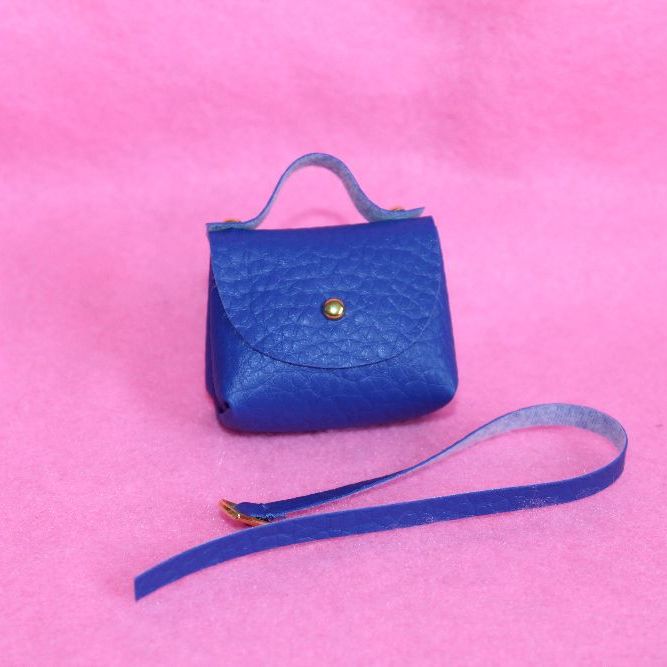 <!-- 0043 --> Bags