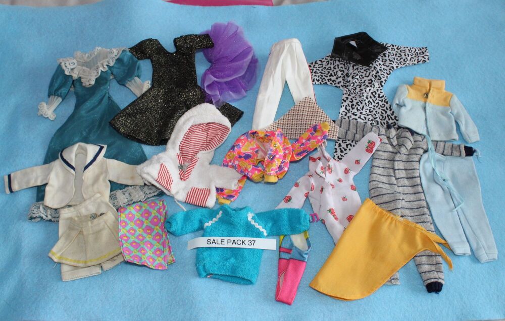 S037 - Assorted Used Dolls clothes