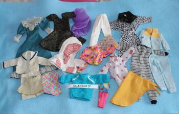 S037 - Assorted Used Dolls clothes