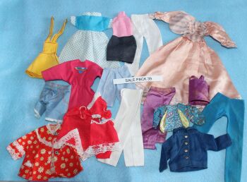 S039 - Assorted Used Dolls clothes