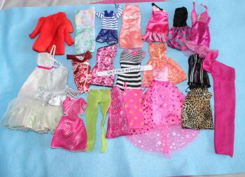 S040 - Assorted Used Dolls clothes (Mainly Barbie size)