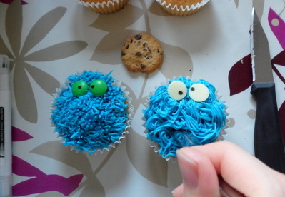 cookie monster cupcake tutorial diva crafts (7)