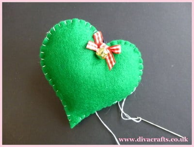 diva crafts hanging felt hearts free project (3)