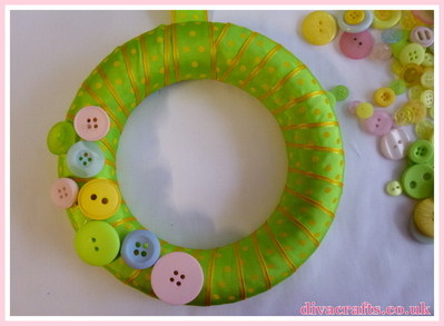 button wreath free tutorial diva crafts (2)