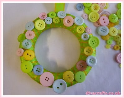 button wreath free tutorial diva crafts (3)