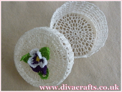Diva Crafts crochet pot with flower (1)