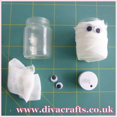 mini project spooky mummy jar halloween diva crafts (1)