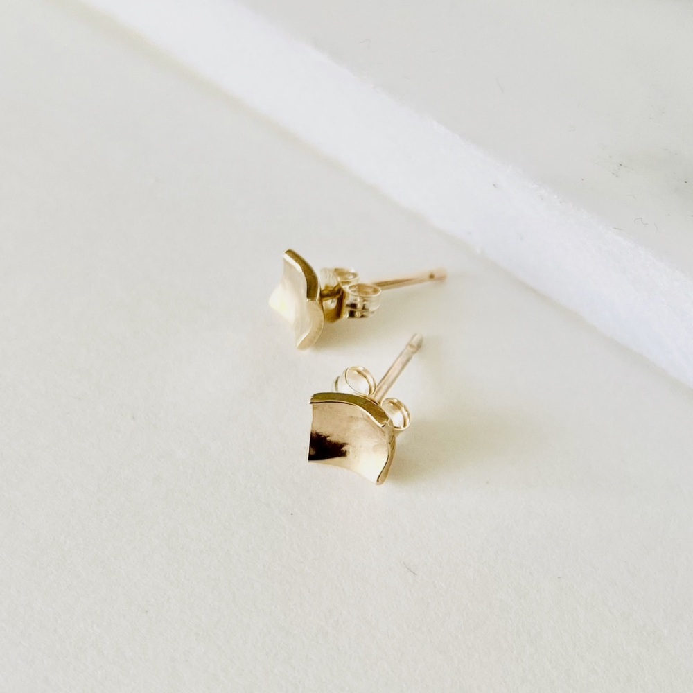 <!-- 001 -->Faceted bar studs