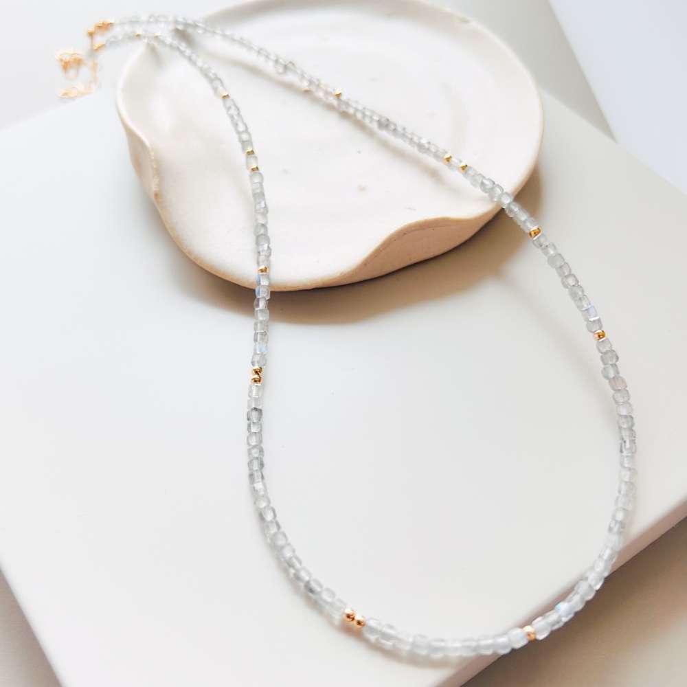 <!--000009-->Fine beaded gemstone necklace