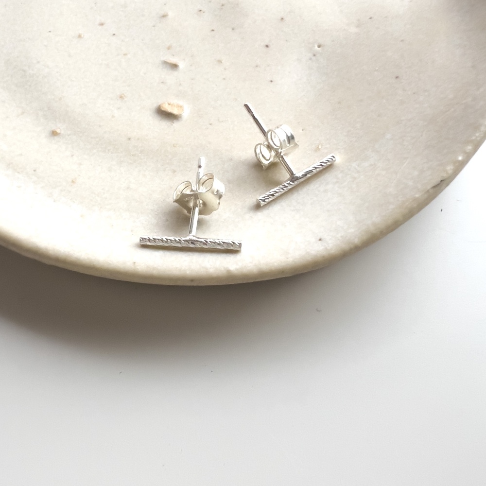 Faceted bar studs