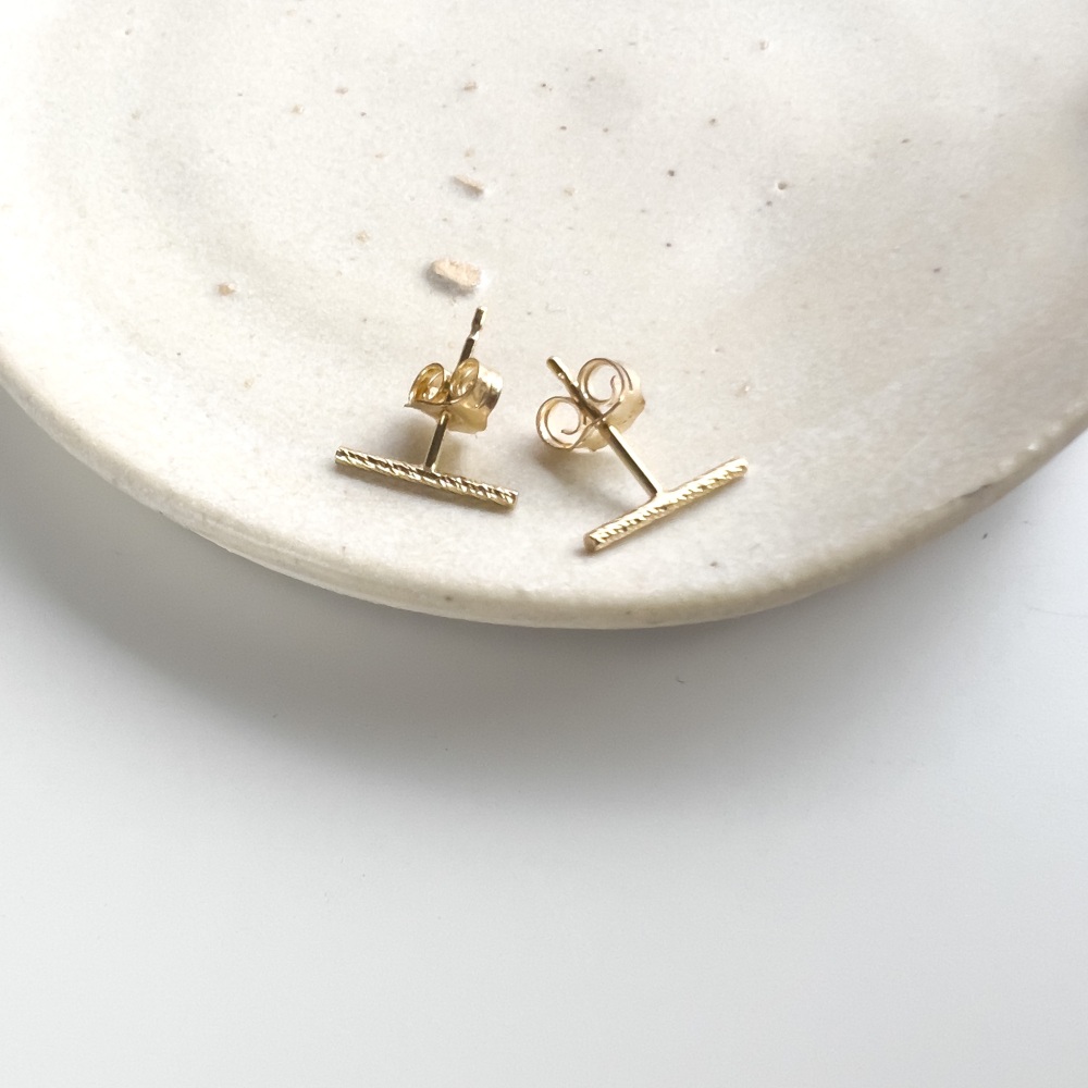 Faceted bar studs