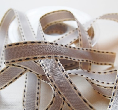 Berisfords Natural charms saddle stitch grosgrain 15mm - grey/cream