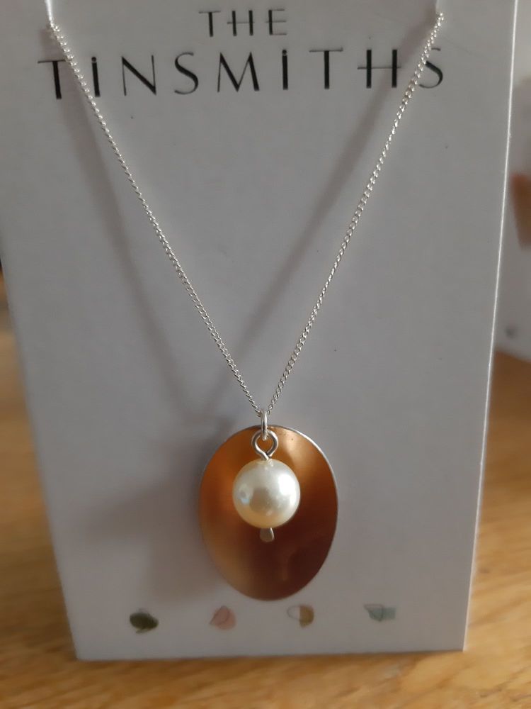 Oval Rose gold coloured aluminium and pearl necklace