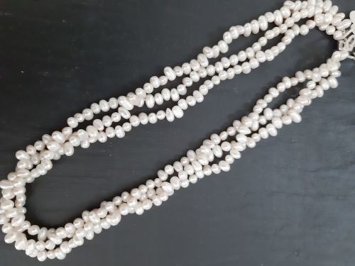 Triple stand pearl necklace 