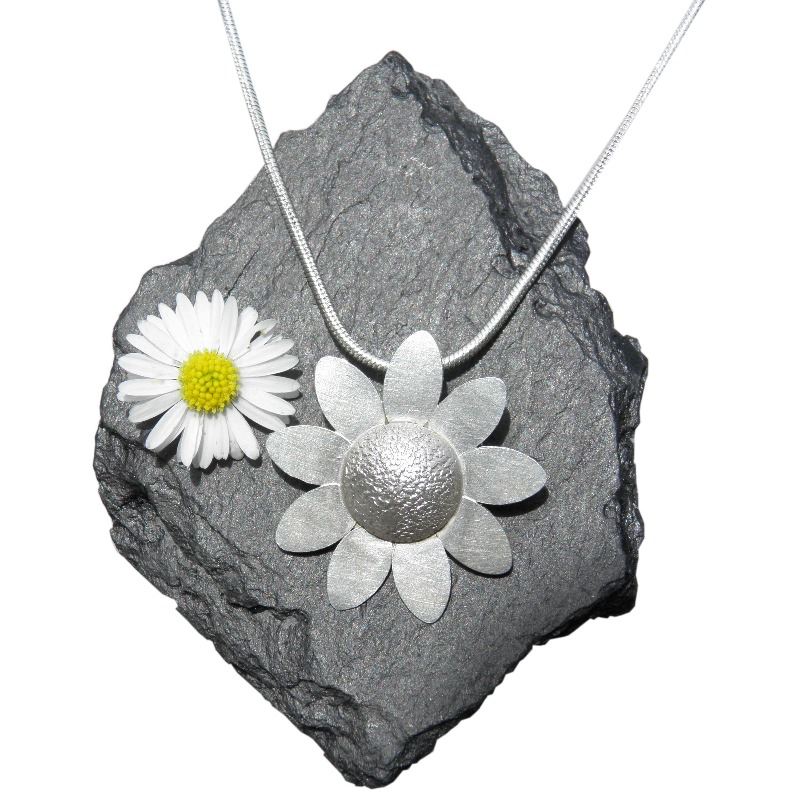 daisy pendant lesleyhphillips