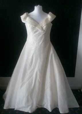 Amanda Wyatt Beautifull Ivory Wedding Gown - Size 20