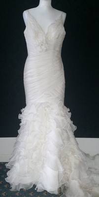 Beautiful Ivory Pronovias Wedding Dress - Size 12