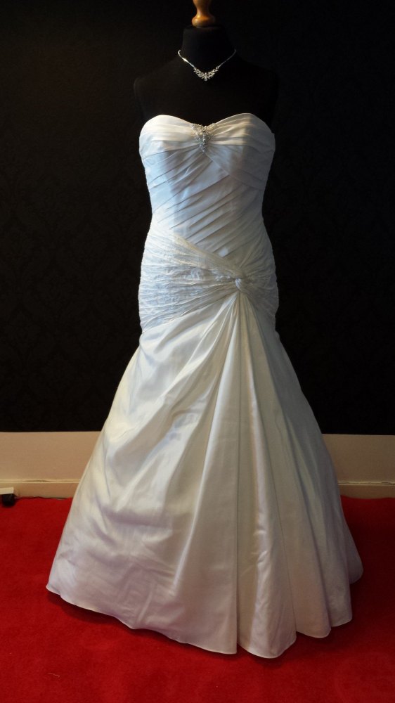 NEW Off White Strapless Wedding Gown - Size 12/14