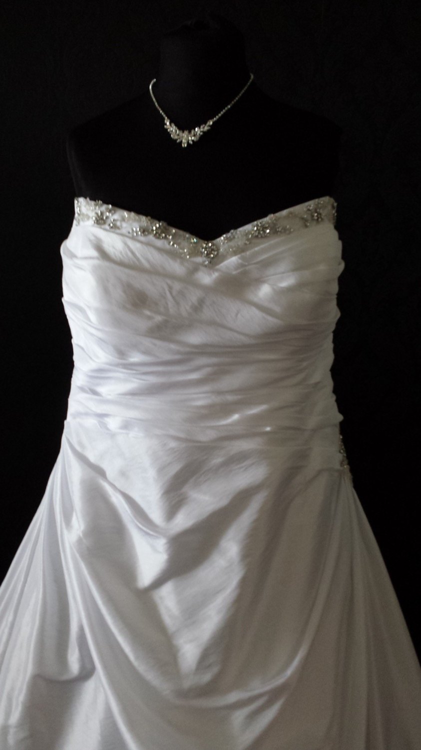 Amanda Wyatt Beautifull Ivory Wedding Gown - Size 20