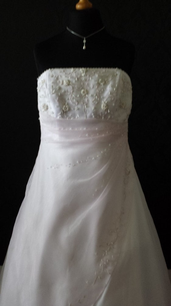Amanda Wyatt Beautifull Ivory Wedding Gown - Size 20