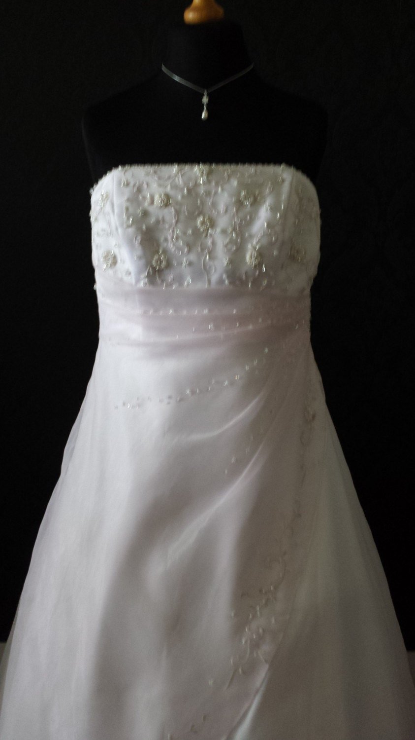 Amanda Wyatt Beautifull Ivory Wedding Gown - Size 20