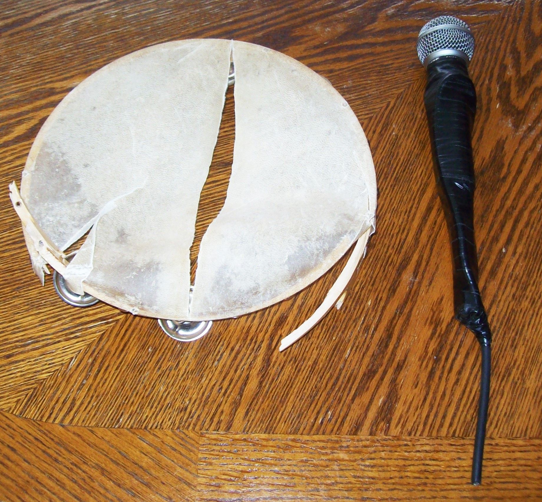 THE WHO ROGER DALTREY TAMBOURINE AND MICROPHONE USED ON THE 2006 WORLD TOUR