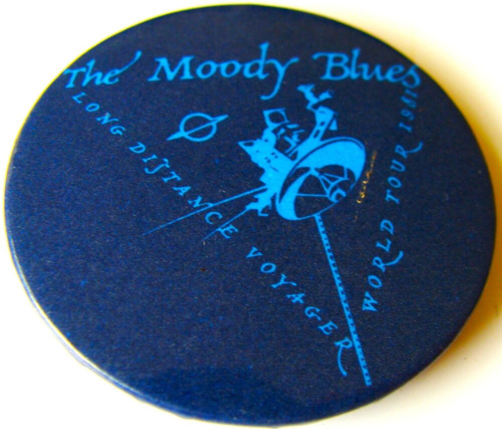 THE MOODY BLUES 'LONG DISTANCE VOYAGER-WORLD TOUR' U.K. ISSUE METAL BADGE 1