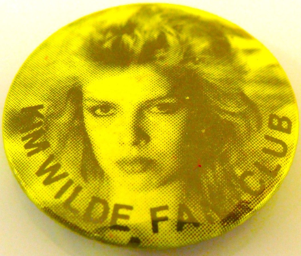 KIM WILDE REALLY STUNNING RARE U.K. ISSUE FAN CLUB SMALL METAL BADGE MID 19