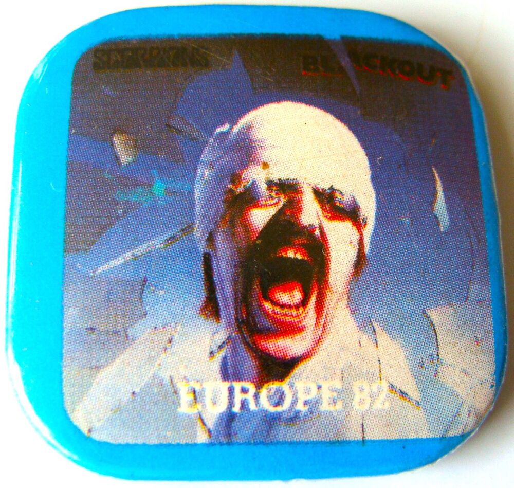 SCORPIONS SUPERB RARE 'BLACKOUT' EUROPEAN TOUR U.K. ISSUE SMALL METAL BADGE