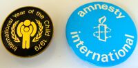 AMNESTY INTERNATIONAL AND YEAR OF THE CHILD U.K. ISSUE X 2 METAL BADGES 1970's