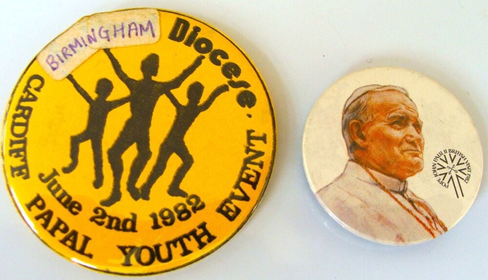 POPE JOHN PAUL II CATHOLIC BRITISH VISIT FABULOUS RARE X 2 METAL BADGES 198