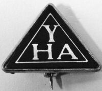 YOUTH HOSTEL ASSOCIATION FABULOUS RARE U.K. ISSUE SMALL SOLID METAL BADGE 1970's