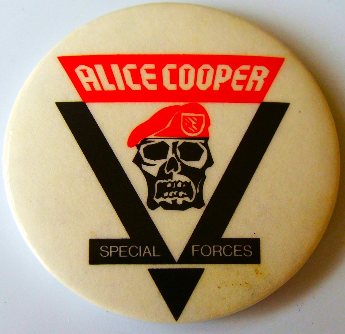 ALICE COOPER 'SPECIAL FORCES'  U.K. ISSUE LARGE METAL BADGE 1981.JPG